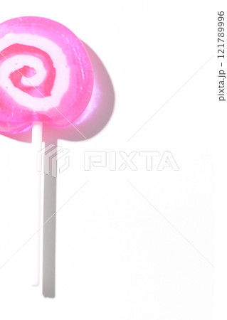 ペロペロキャンディを白背景で撮影 121789996