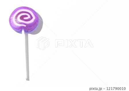 ペロペロキャンディを白背景で撮影 121790010