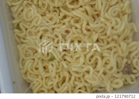 カップ焼きそばにお湯を切ったところ　(写真素材) 121790712