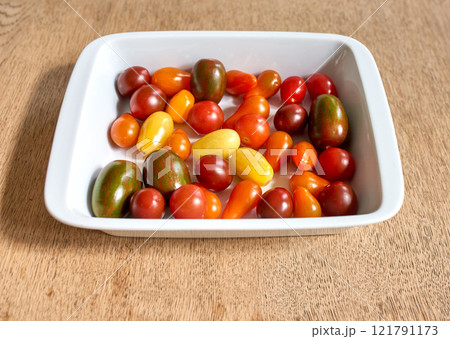 Many cherry tomatoes in a bowl. Lots of colorful organic tomato vegetables for a healthy veggie platter. Multicolored small delicious fruit, perfect for vegan vegetarian food, appetizers or snack Many cherry tomatoes in a bowl. Lots of colorful organic tomato vegetables for a healthy veggie platter. Multicolored small delicious fruit, perfect for vegan vegetarian food, appetizers or snack 121791173