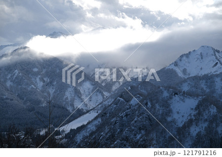 雪山の上の雲に光が差し込む 雪山の上の雲に光が差し込む 121791216