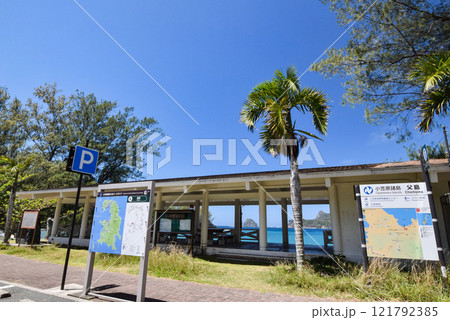 小笠原諸島父島の扇浦海岸にある休憩スペース 小笠原諸島父島の扇浦海岸にある休憩スペース 121792385