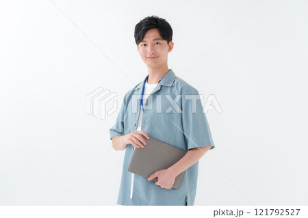 ビジネスマン　ノートパソコン	 121792527