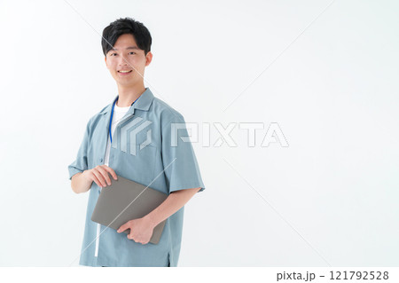 ビジネスマン　ノートパソコン	 121792528