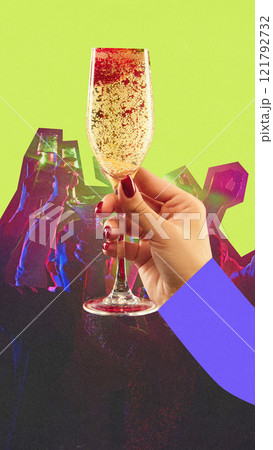 Modern graphic design. Sparkling champagne flute in hand, bubbles glowing against green background with cheering silhouettes. 121792732