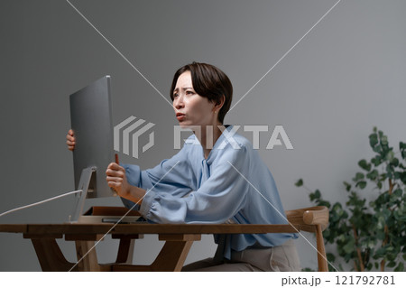 残業する女性 121792781