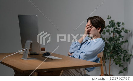 残業する女性 残業する女性 121792797