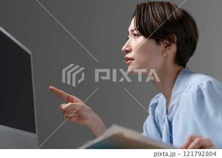 残業する女性 残業する女性 121792804