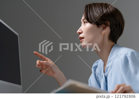 残業する女性 121792806