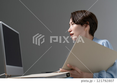 残業する女性 残業する女性 121792807