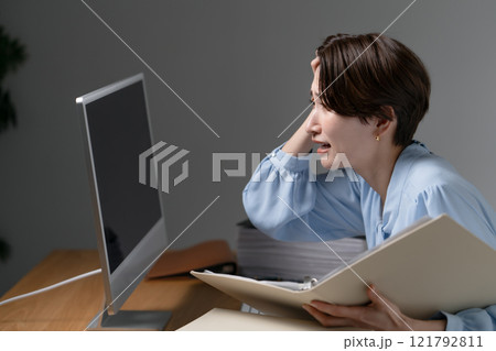 残業する女性 残業する女性 121792811