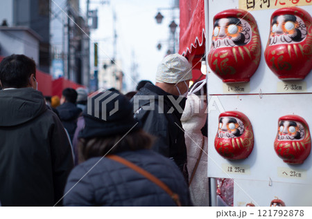 白河だるま市で賑わう通りとだるまのサイズ表 121792878