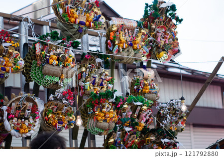 白河だるま市の露店に並ぶ豪華絢爛な熊手 121792880