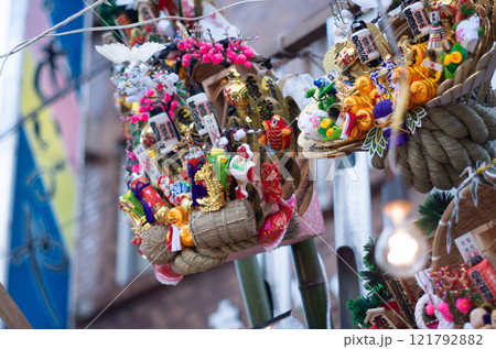 縁日の露店に並ぶ豪華な熊手 縁日の露店に並ぶ豪華な熊手 121792882