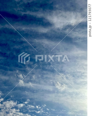 青空に浮かんでいる雲 121793077