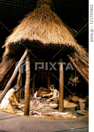 岩手県立博物館の縄文時代の竪穴住居の快適で平和な家族の生活 121793802
