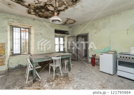 Old house to renovate 121793984