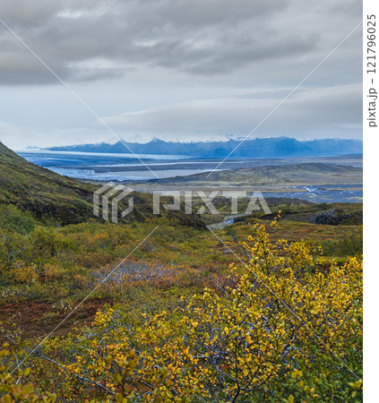 Beautiful autumn view from Mulagljufur Canyon to Fjallsarlon glacier with Breidarlon ice lagoon, Iceland. Not far from Ring Road and at the south end of Vatnajokull icecap and Oraefajokull volcano. 121796025