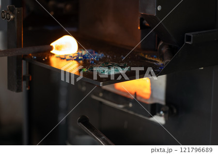 Fusing of molten glass with fragments on a blowing pipe Fusing of molten glass with fragments on a blowing pipe 121796689
