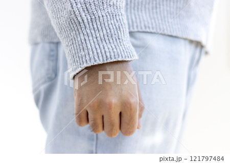 セーターを着た男性の手元(30代、日本人、顔無し) セーターを着た男性の手元(30代、日本人、顔無し) 121797484