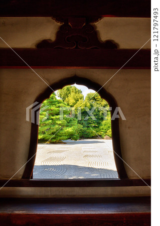 建仁寺の火灯窓から望む大雄苑 121797493