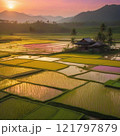 棚田に映る夕日 121797879
