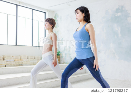 ヨガをする若い女性 ヨガをする若い女性 121798257