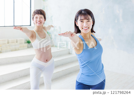 ヨガをする若い女性 121798264