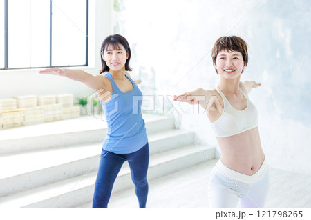 ヨガをする若い女性 121798265