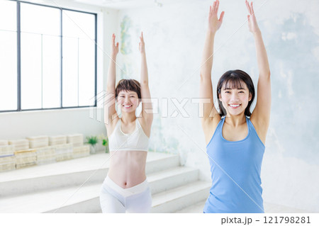 ヨガをする若い女性 ヨガをする若い女性 121798281
