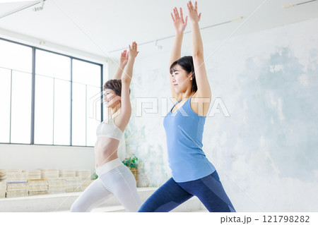 ヨガをする若い女性 121798282