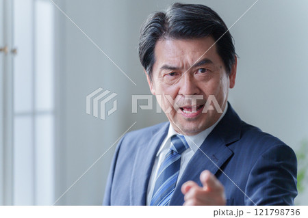 怒るビジネスマン 121798736