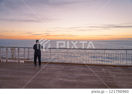 【さんふらわあ　ふらのからの日の出　人物有り】 121798960