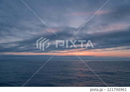 【さんふらわあ　ふらの苫小牧行きからの日の出　空背景や空合成素材】 121798961