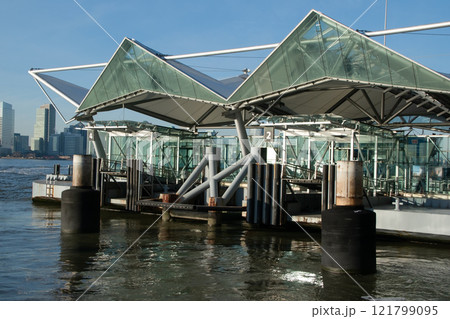 Ferry pier, ferry terminal in the financial district, modern architecture, Manhattan, NYC, NY, USA 121799095