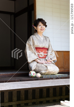 縁側で正座をして座っている和服の女性 121799569