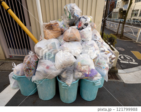 集積所に集まった大量の家庭ゴミ 121799988
