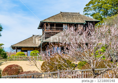 水戸偕楽園　好文亭と梅 121800148