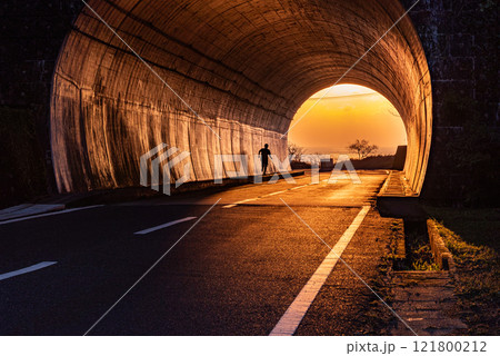 夕焼け トンネルを走る人 屋久島(冬 夕焼け トンネルを走る人 屋久島(冬 121800212