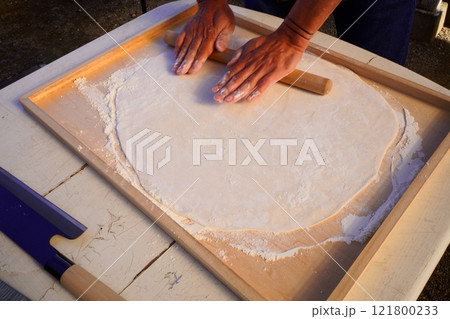 麺棒でうどん生地をのばす 121800233