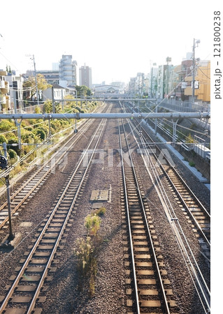 東京の環状線である山手線の線路 121800238