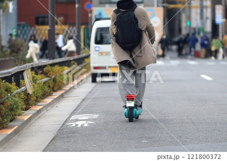 車道を走る電動キックボード イメージ 車道を走る電動キックボード イメージ 121800372