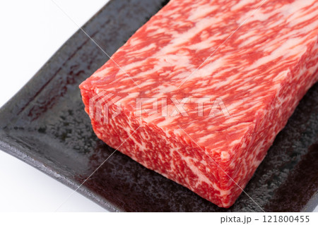 高級和牛モモブロック肉のクローズアップ 121800455