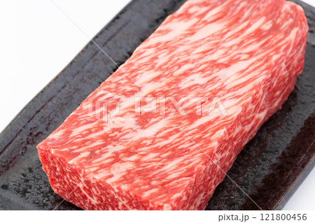 高級和牛モモブロック肉のクローズアップ 121800456