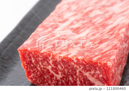 高級和牛モモブロック肉のクローズアップ 121800460
