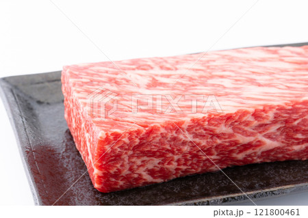 高級和牛モモブロック肉のクローズアップ 121800461