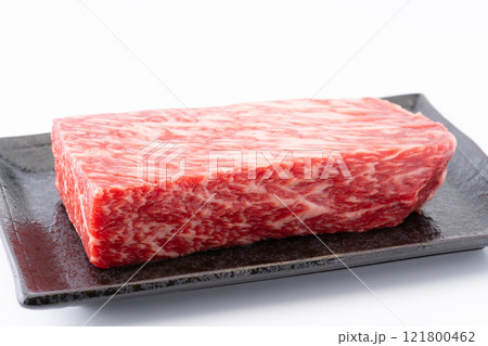 高級和牛モモブロック肉のクローズアップ 121800462