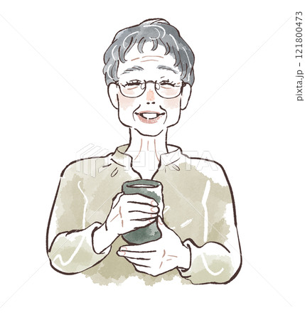 緑茶を飲む短髪ヘアのシニア女性 121800473