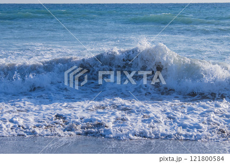 打ち寄せる波 121800584