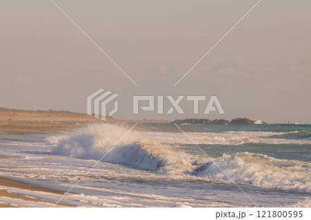 打ち寄せる波 121800595